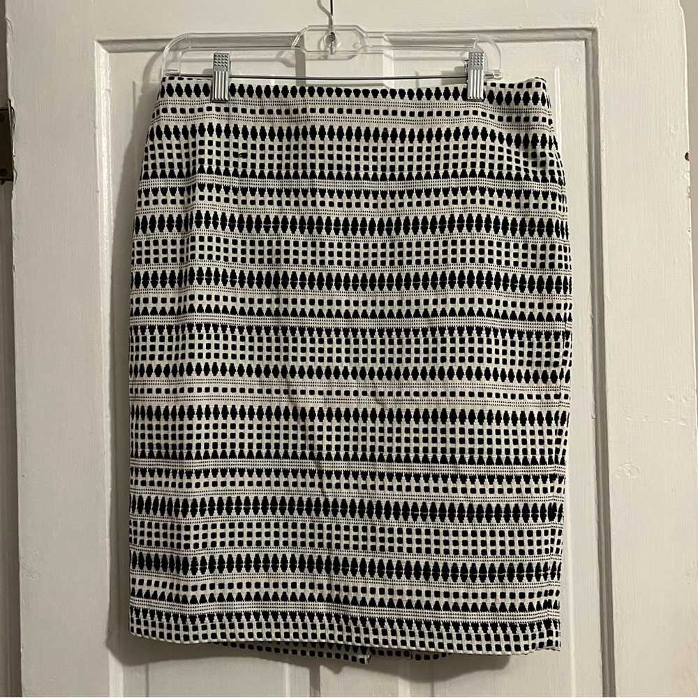 Stylish Black and White Patterned Skirt